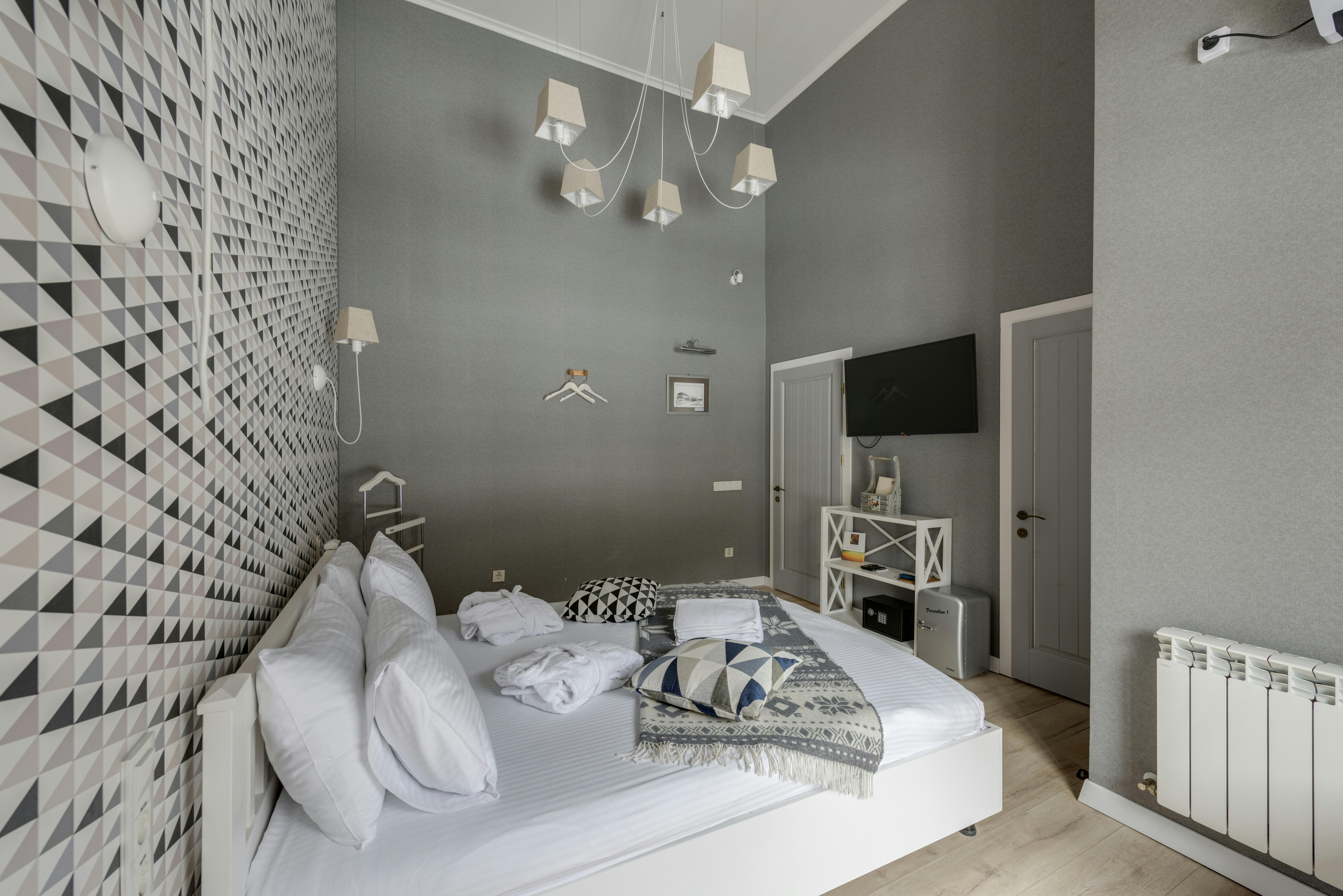 Chambre double standard avec decor geometrique